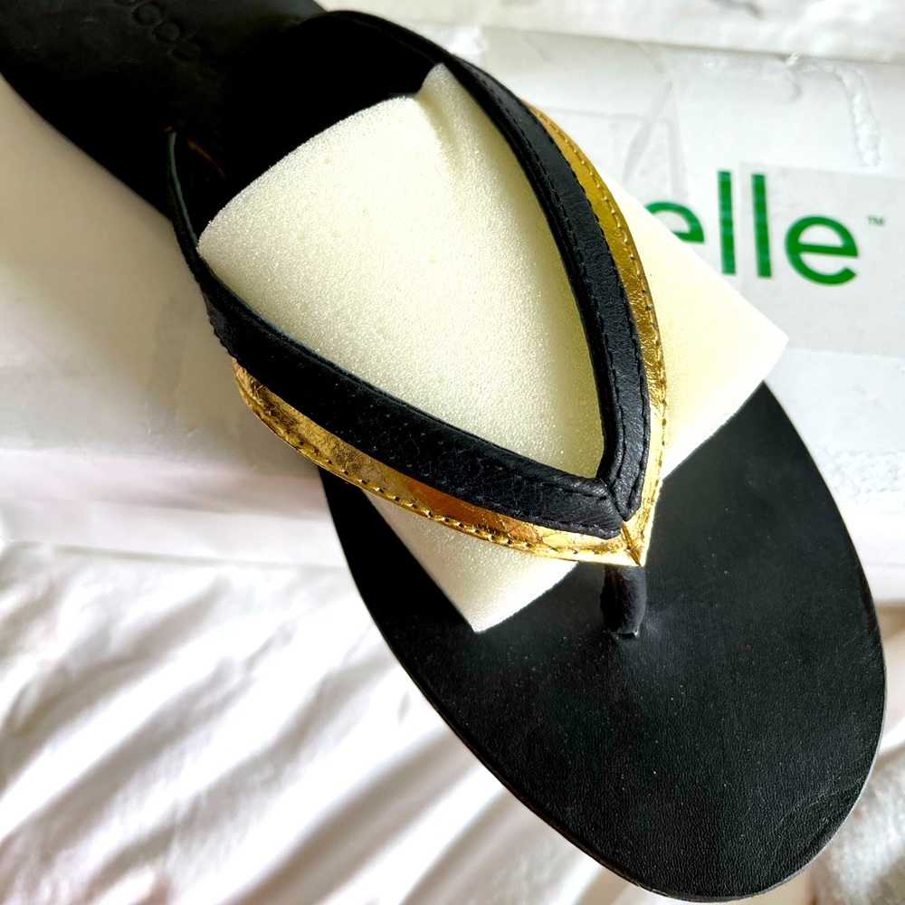 BNIB Cocobelle Made in Bali Leather Flip Flops/Sandals. Size 8.5 Eur 39